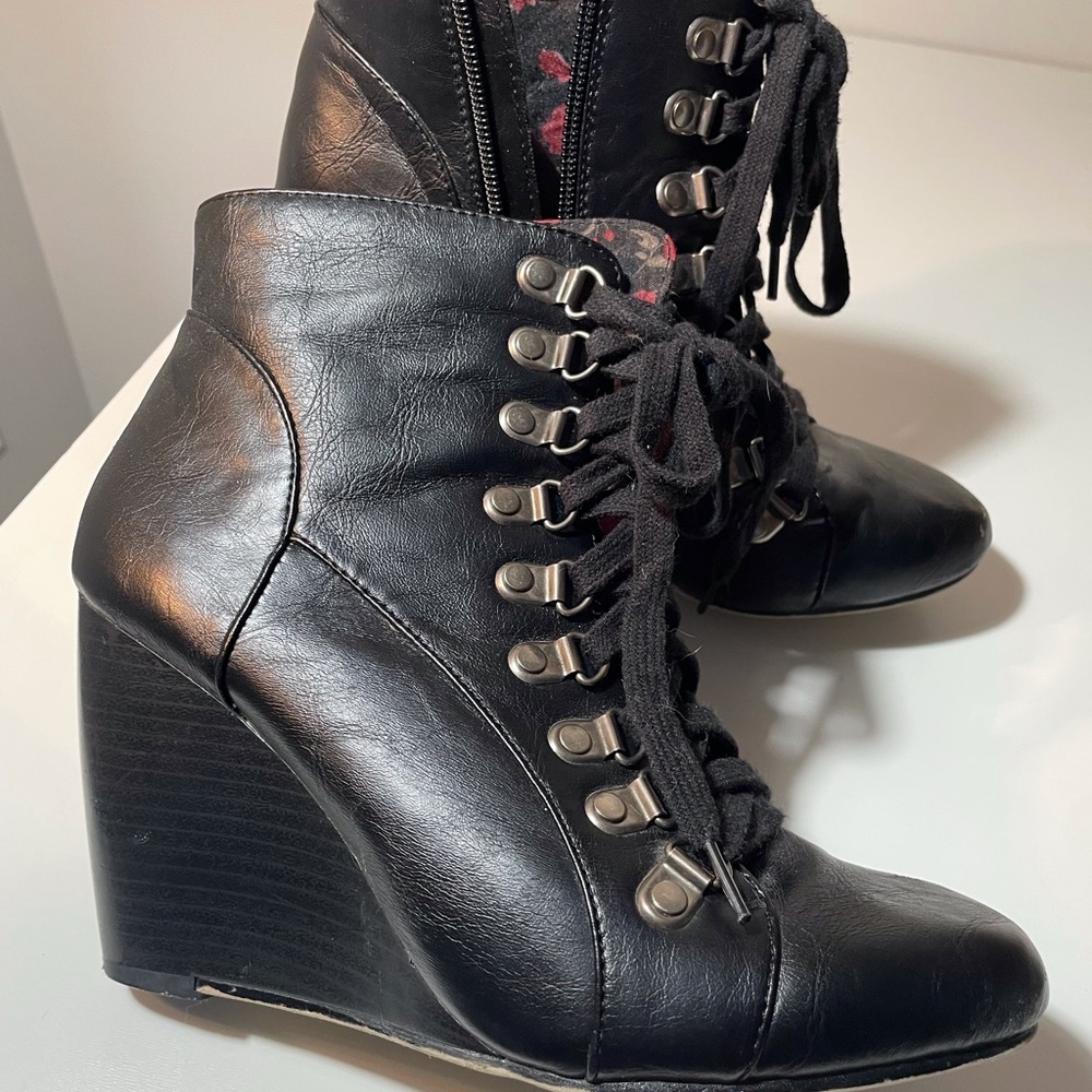 Madden Girl/EUC Vintage Lace Up Ankle Boots Sz 7.5